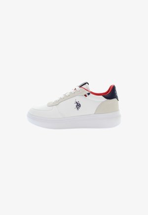 Białe skórzane sneakersy z zamszowymi akcentami, granatowym piętkiem i czerwonym wnętrzem. Posiadają logo z boku oraz teksturowaną gumową podeszwę.