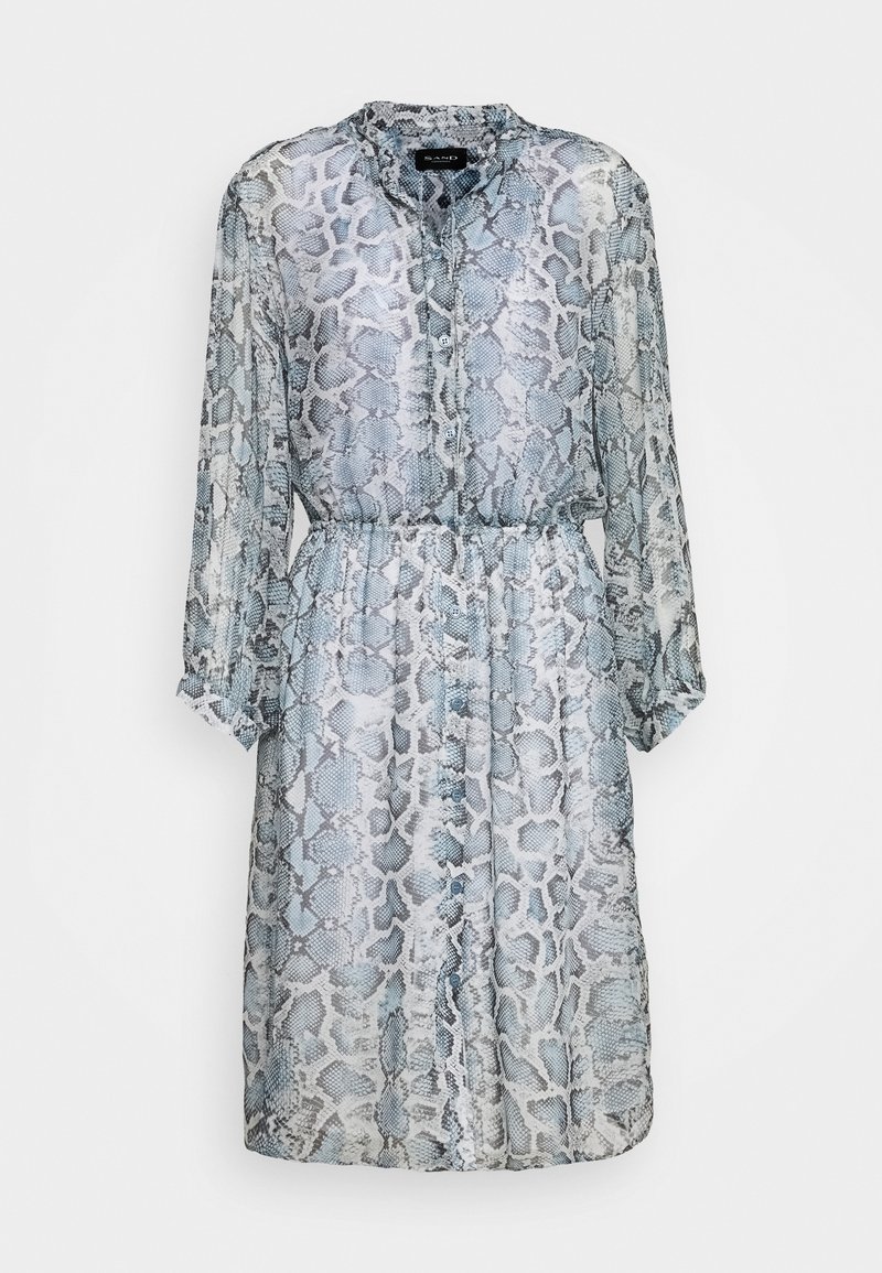 Läpinäkyvä pitkähihaisessa mekossa on nappisuljenta edessä, ja siinä on sinivalkoinen käärmeennahkakuosi sekä joustava vyötärö muotoilua varten.