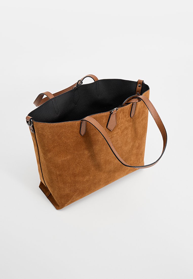 Braune Wildleder-Umhängetasche mit schwarzem Innenfutter, zwei stabilen Trägern und minimalistischer Gestaltung. Verfügt über eine weite Öffnung für einfachen Zugang.