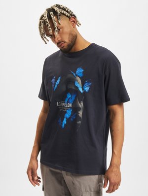 Navy cotton t-shirt featuring a graphic design with blue butterflies and text “LE PAPILLON” on the front. Relaxed fit, short sleeves.