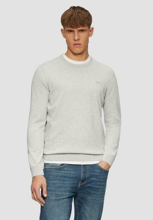 Grauer Sweatshirt mit Rundhalsausschnitt, gerippten Manschetten und Saum. Verfügt über ein kleines Logo auf der Brust und einen weichen, strukturierten Stoff. Getragen mit blauen Jeans.