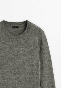Grå strikket crewneck sweater med lange ærmer, lagt fladt på en hvid baggrund.