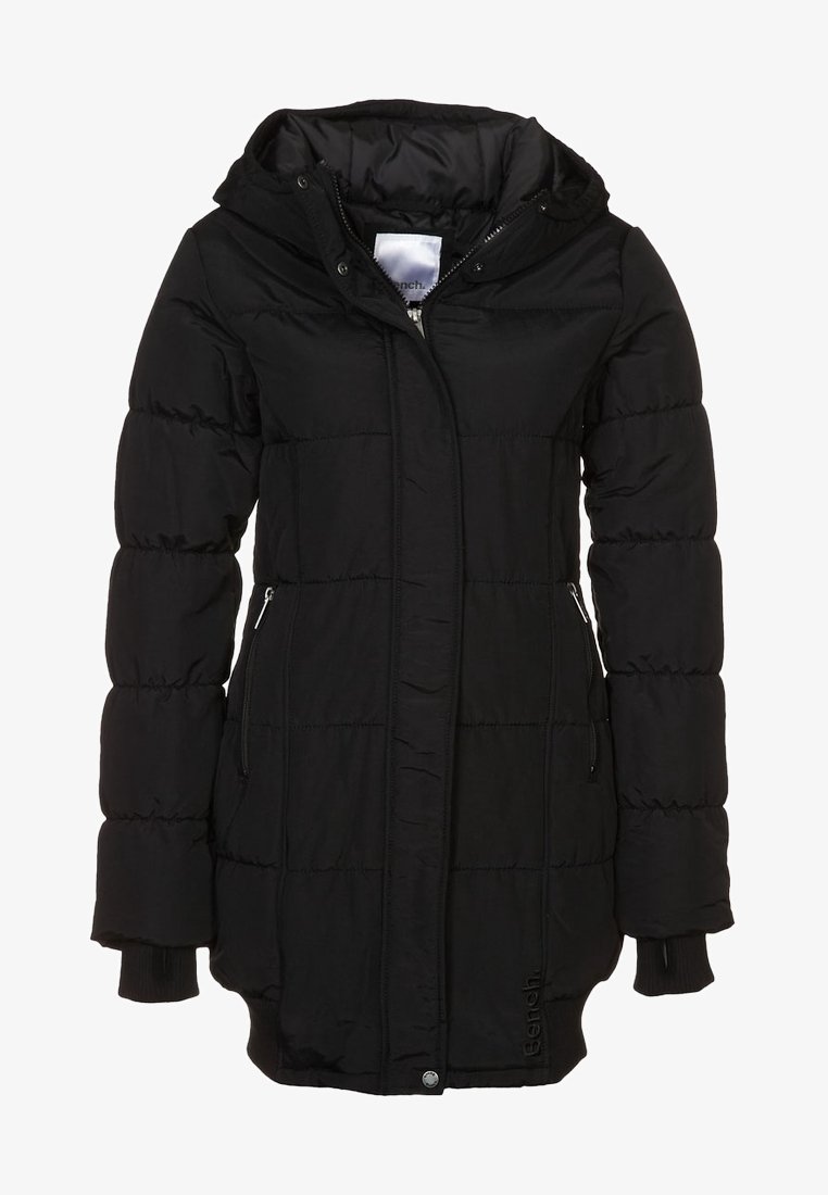 Sort polstret vinterjakke med hætte, lynlås foran og to sidelommer. Har ribbede manchetter og tekstureret stof med vandrette sømme.