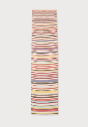 Lungo tessuto rettangolare con strisce orizzontali in più colori, tra cui rosso, giallo, blu, marrone e bianco su sfondo chiaro.