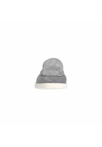 Chaussure slip-on en daim gris avec un bout arrondi, présentant une texture douce et une semelle en caoutchouc blanc. Design minimaliste sans matériel visible.