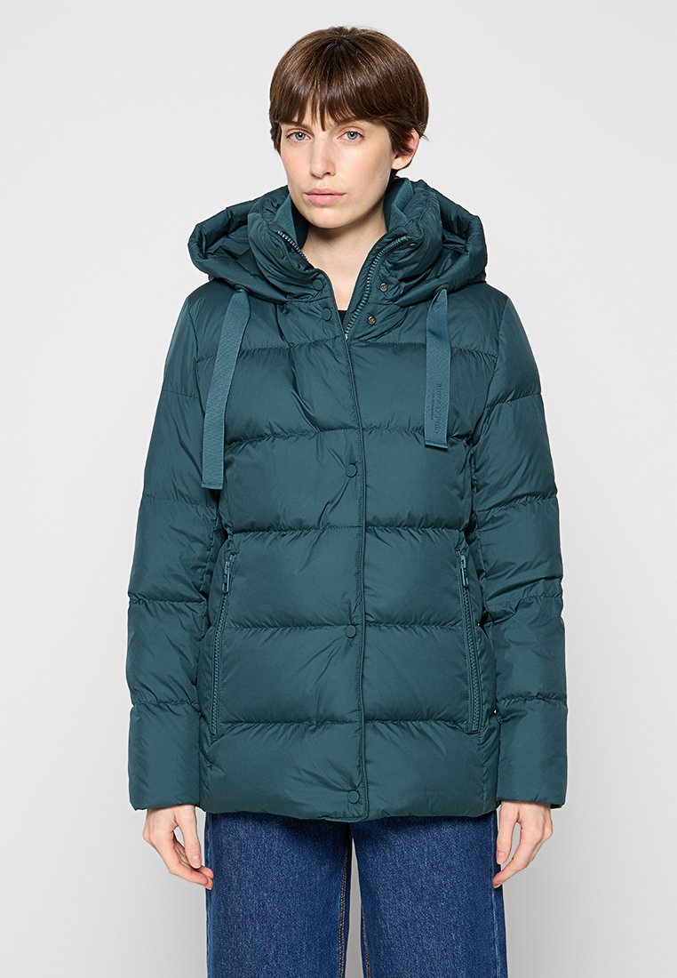 Türkisfarbene gepolsterte Jacke mit Kapuze, ausgestattet mit einem Reißverschluss vorne, zwei Seitentaschen und verstellbaren Bändern. Glatte Textur mit gesteppten Abschnitten.