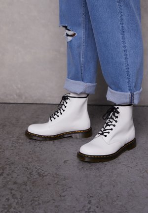 Dr. Martens 1460 8 EYE  - Snörstövletter - white