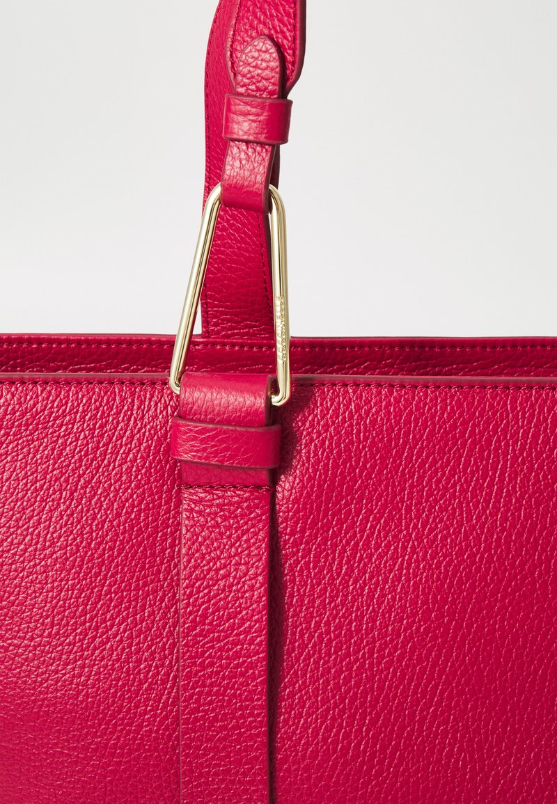 Sac à Main COCCINELLE Malory – Cuir Grainé, Couleur Sangria, Bandoulière – Neuf Avec étiquettes, Marque Italienne