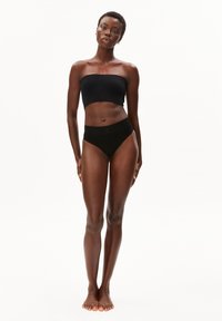 Zwarte strapless top en high-waisted bikini broekje, beide gemaakt van zwarte stretchstof, met een gladde textuur en minimalistisch ontwerp.