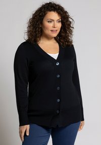 Zwarte cardigan van zacht materiaal met een V-hals, voorzien van zes knopen aan de voorkant en geribbelde manchetten en onderrand.