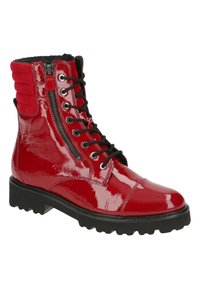 Botte de combat en cuir verni rouge avec lacets noirs, fermeture éclair latérale, col rembourré et semelle épaisse noire à relief.