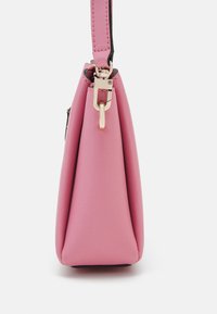 Guess NOELLE COMPARTMENT  - Borsa a tracolla - pink