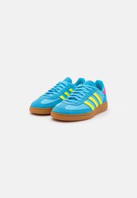 Adidași bleumarin din suede cu dungi galbene, talpă din gumă și accente roz. Dispune de vârf rotund și design cu șireturi.