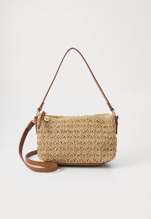 Kleine rechteckige beige gewebte Handtasche mit braunem Leder-Schulterriemen und Reißverschluss auf einfachem Hintergrund.