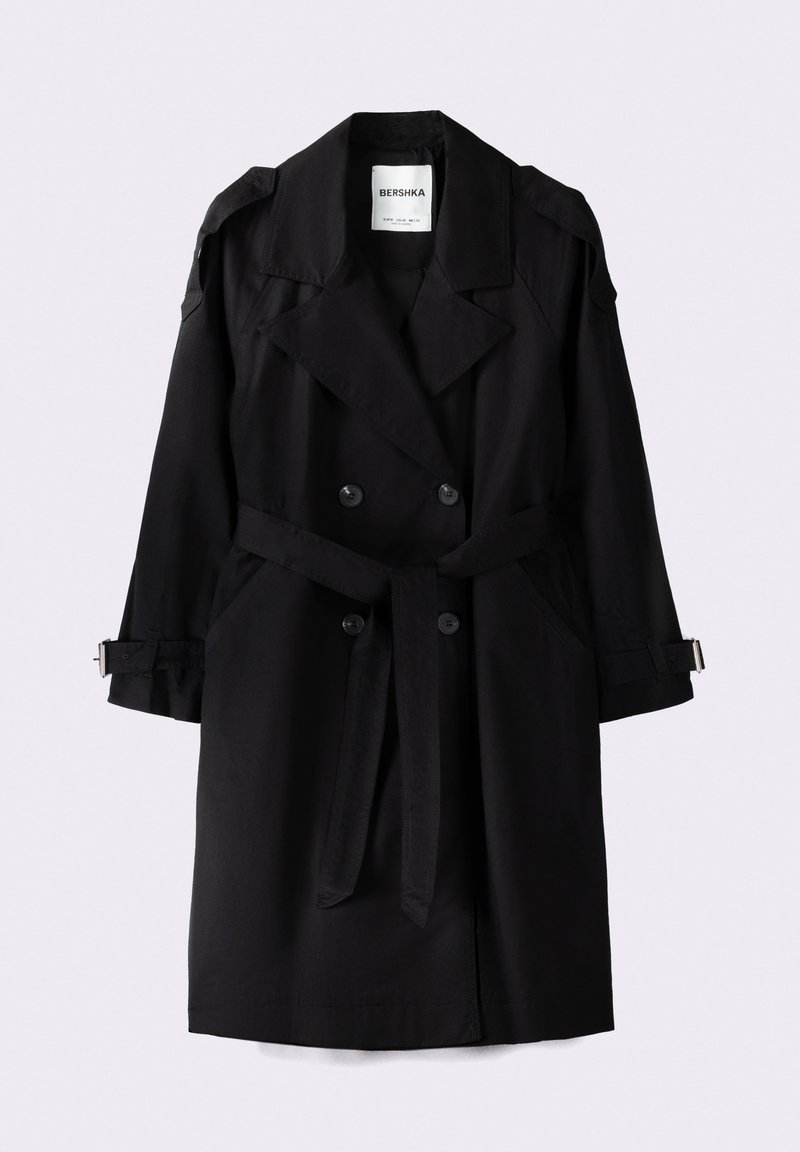 Czarny płaszcz trench z gładkiego materiału, z podwójnym zapięciem, szerokimi klapami i pasującym paskiem w talii.