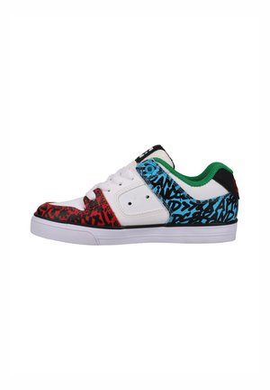 Lage sneaker met een rood en zwart bedrukt ontwerp aan de voorkant, een blauwe accenten aan de zijkant, een witte basis, een groene kraag en een zwarte zool.