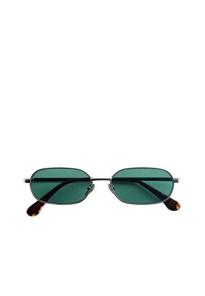 Lunettes de soleil rectangulaires fines avec verres vert foncé et monture fine en métal noir, avec embouts de branches à motif écaille de tortue.