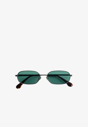 Lunettes de soleil rectangulaires fines avec verres vert foncé et monture fine en métal noir, avec embouts de branches à motif écaille de tortue.