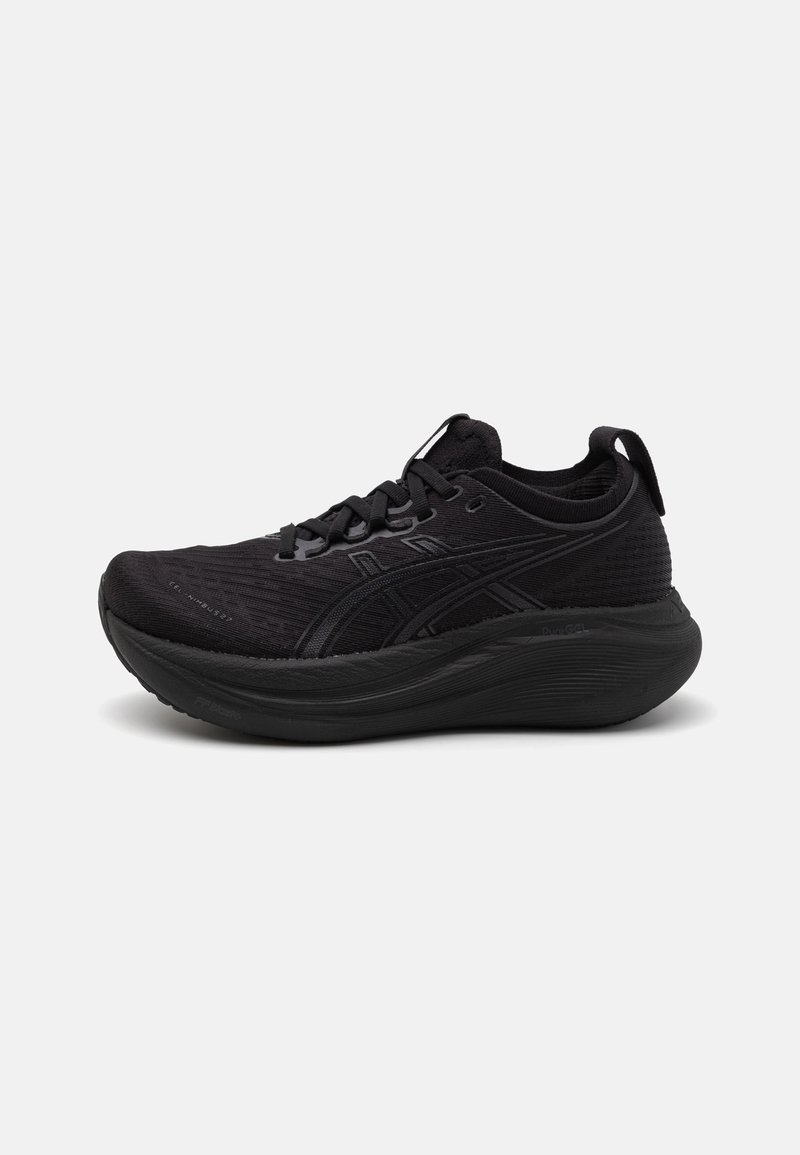 Zapato deportivo negro con parte superior de malla texturizada, cordones planos, puntera reforzada y una suela gruesa y acolchada para mayor soporte.
