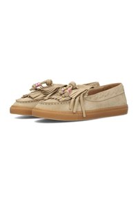 Scarpe in suede beige con frange decorative, dettagli in perline e suola in gomma marrone. Presentano cuciture decorative lungo i lati.