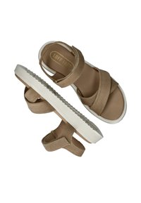 Bruine suède sandalen met een witte rubberen zool, kruisbanden en een achterband met gesp. Getextureerde bovenkant en gestikte details op de banden.