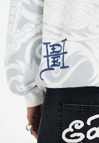 Thumbnail Image 6