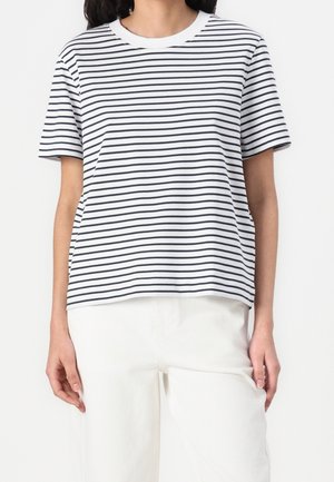 Valkoinen lyhythihainen t-paita, jossa on vaakasuoria mustia raidoituksia, pyöreä kaula-aukko ja rento istuvuus. Kangas näyttää pehmeältä ja keveältä.