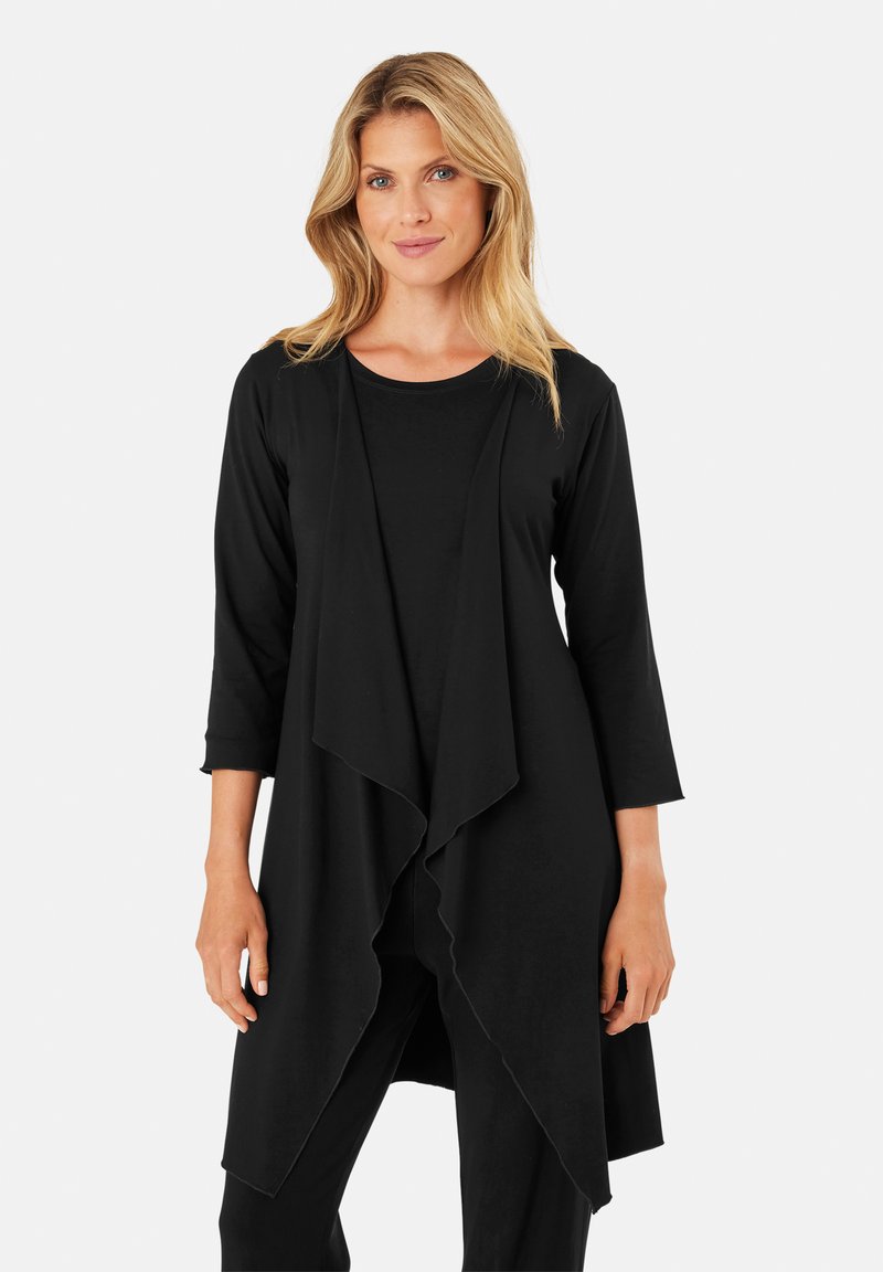 Cardigan nero con un frontale drappeggiato, maniche a tre quarti e una silhouette fluida, realizzato in un tessuto leggero e morbido.
