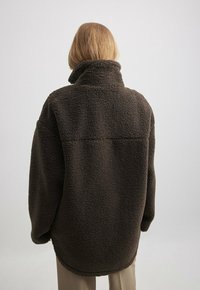 NA-KD Abrigo de invierno - brown