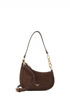 Bolso de hombro de ante marrón oscuro con detalle de cadena dorada y correa ajustable, con el logo de la marca "Dune" en letras doradas.