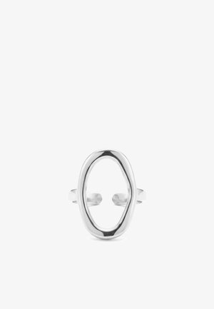 Bague ouverte ovale en argent avec une finition lisse et polie et une bande ajustable sur fond blanc.