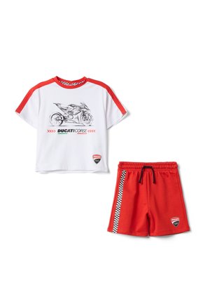 T-shirt blanc et rouge à manches courtes avec motif moto et short rouge avec bande à damier et taille à cordon.