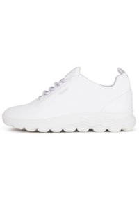 Vita atletiska skor med en slät mesh-överkropp, snördesign, dämpad sula med rundade detaljer och minimal logotyp på sidan.