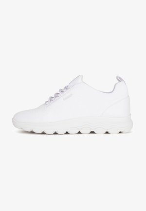 Bílé sportovní tenisky se hladkým síťovaným svrškem, šněrovacím designem, polstrovanou podrážkou s zaoblenými prvky a minimálním brandingem na bocích.