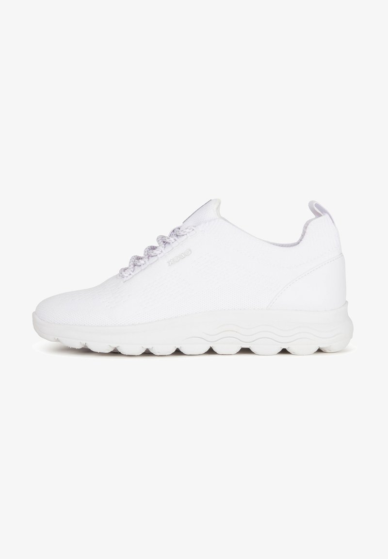Białe sportowe buty z gładką siateczkową cholewką, wiązanym designem, wyściełaną podeszwą z zaokrąglonymi akcentami i minimalnym oznakowaniem po boku.