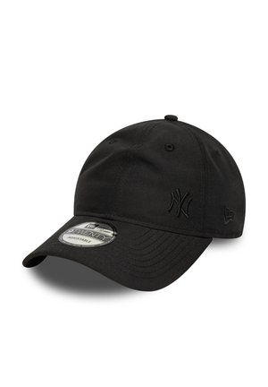 Gorra de béisbol negra ajustable con visera curva, pequeños logotipos bordados en el frente y el lateral, y una pegatina "9TWENTY" en la visera.