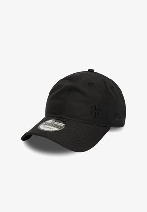 Gorra de béisbol negra ajustable con visera curva, pequeños logotipos bordados en el frente y el lateral, y una pegatina "9TWENTY" en la visera.