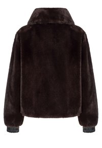 Brązowa kurtka z futra syntetycznego z wysokim kołnierzem, woversizedowej formie i elastycznymi czarnymi mankietami. Miękka w dotyku, bez widocznych zapięć ani dodatkowych detali.