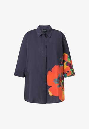 Dlouhý tmavě námořnicky modrý kabát s velkým živým oranžovým a vícebarevným květinovým potiskem na dolní přední části a na pravém rukávu.