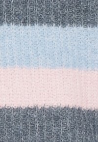 Gebreide stof in grijs, lichtblauw en roze horizontale strepen; zachte textuur met verticale ribbels; lichtgewicht ontwerp dat geschikt is voor lagen.