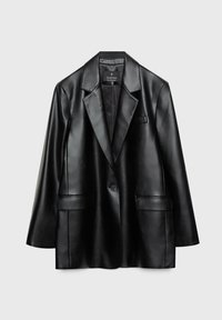 Veste noire en similicuir, à simple bouton, avec revers crantés, deux poches à rabat devant et une poche passepoilée sur la poitrine, sur un fond uni.