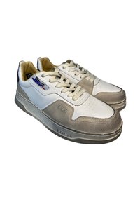 Sneaker bianche in pelle con dettagli in suede grigio, punta rotonda, suola spessa e lacci beige. Presentano il logo "Blauer" e il numero del modello sul lato.