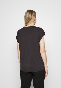 Dunkelgraues Kurzarm-T-Shirt mit einem lockeren Schnitt, rundem Halsausschnitt und umgeschlagenen Ärmeldetails, aus weichem Material gefertigt.