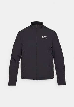 Giacca nera con zip e colletto alto, realizzata in tessuto leggero. Presenta due tasche laterali e un piccolo logo EA7 sul petto.