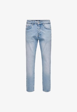 Jeans en denim bleu clair avec une coupe droite classique, cinq poches et un léger délavage. Dispose d'une fermeture à bouton et zip.