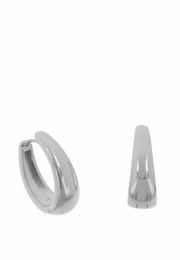 Zilveren oorringen met een gladde, glanzende afwerking. Eén oorbel is rond, en de andere heeft een taps toelopend ontwerp voor verschillende stijlopties.