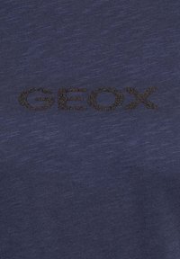 T-shirt in cotone blu navy con logo "GEOX" ricamato in rilievo dai colori scuri, superficie del tessuto liscia e leggero motivo melange.