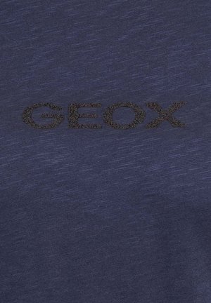 T-shirt in cotone blu navy con logo "GEOX" ricamato in rilievo dai colori scuri, superficie del tessuto liscia e leggero motivo melange.