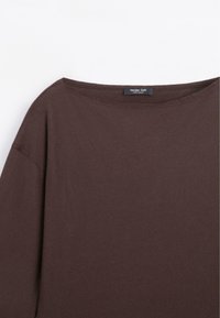 Donkerbruin shirt met lange mouwen, boothals en zichtbaar Massimo Dutti-merklabel op de kraag tegen een witte achtergrond.