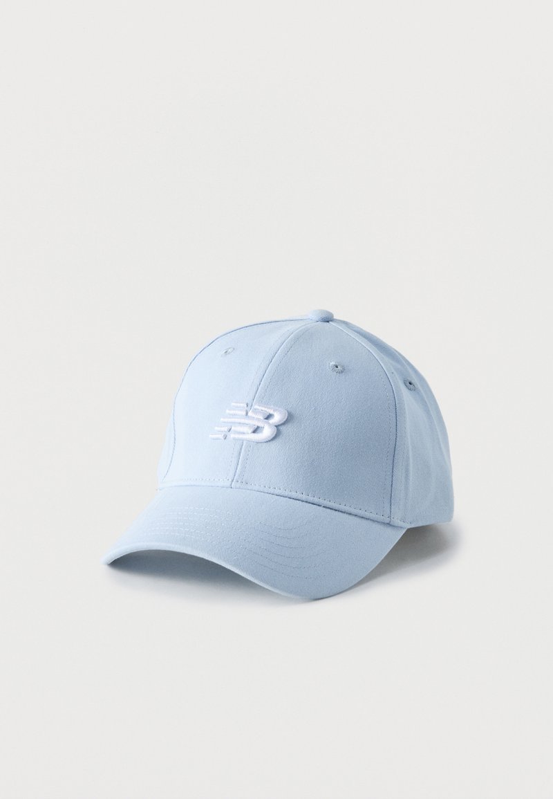 Casquette de baseball bleu clair avec visière courbée et logo "NB" brodé en blanc sur le devant, posée sur un fond blanc uni.